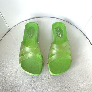 .·´¯`(>▂<)´¯`·. 

Vintage Y2K Light Neon Green Clog Sandals Slides
